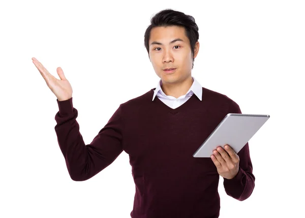 Asiatique homme avec tablette numérique — Photo