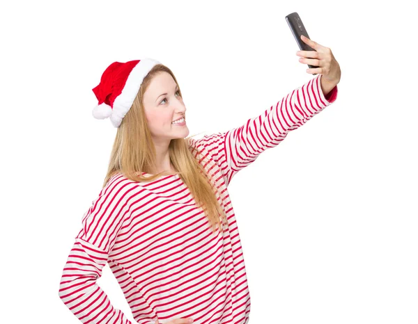 Frau mit Weihnachtsmütze macht Selfie — Stockfoto