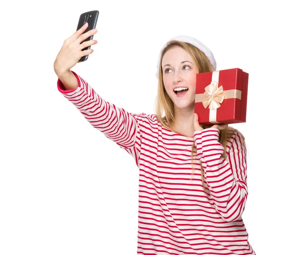 Frau mit Geschenkbox macht Selfie — Stockfoto