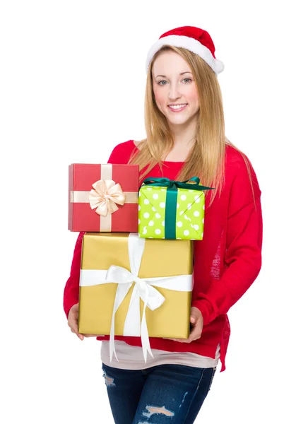 Žena držící vánoční dárky — Stock fotografie