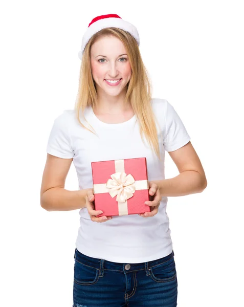 Donna con cappello di Natale e scatola regalo — Foto Stock