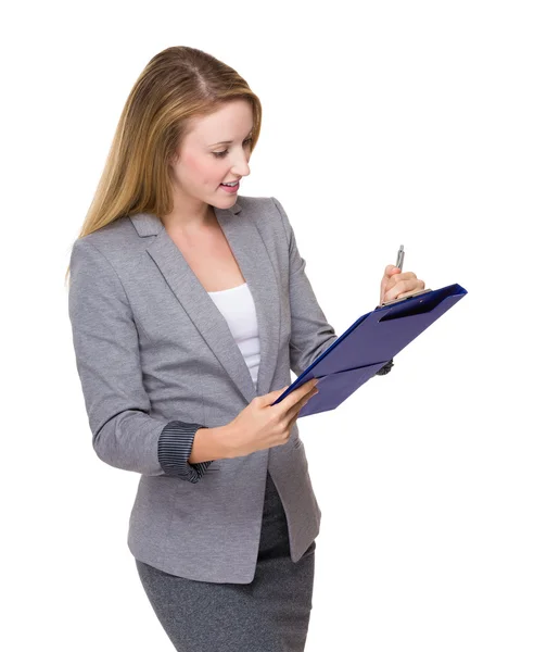 Femme d'affaires écrire sur presse-papiers Photo De Stock