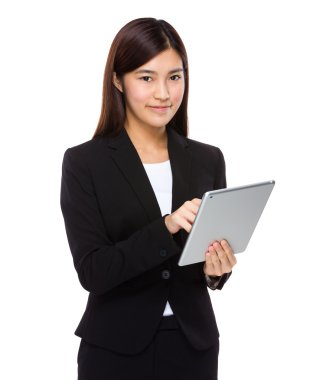 Dijital tablet kullanan iş kadını