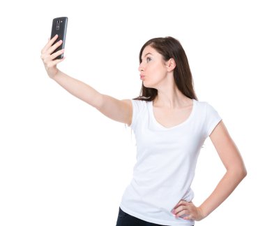 Esmer kadın alarak selfie