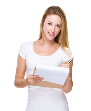 Pano üzerinde kadın yazar