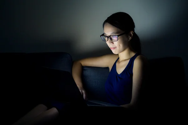 Frau mit Brille in der Nacht — Stockfoto