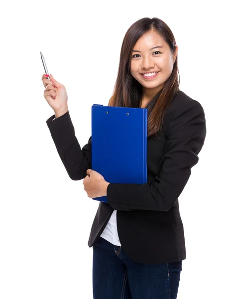Businesswoman with clipboard and pen — Stock Photo, Image