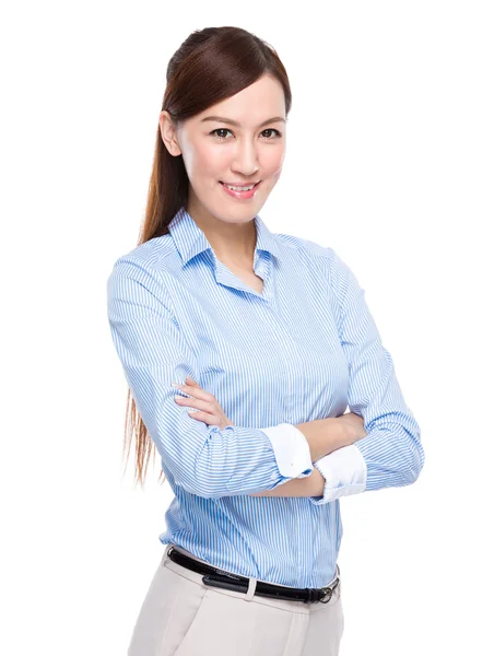 Уверенная деловая женщина со скрещенными руками — стоковое фото