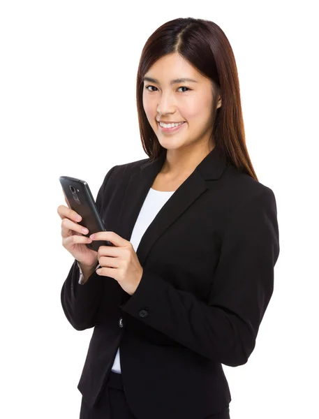 Businesswoman pomocí mobilního telefonu — Stock fotografie