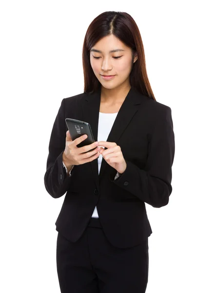 Businesswoman pomocí mobilního telefonu — Stock fotografie