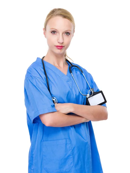 Vrouwelijke arts met gekruiste armen — Stockfoto