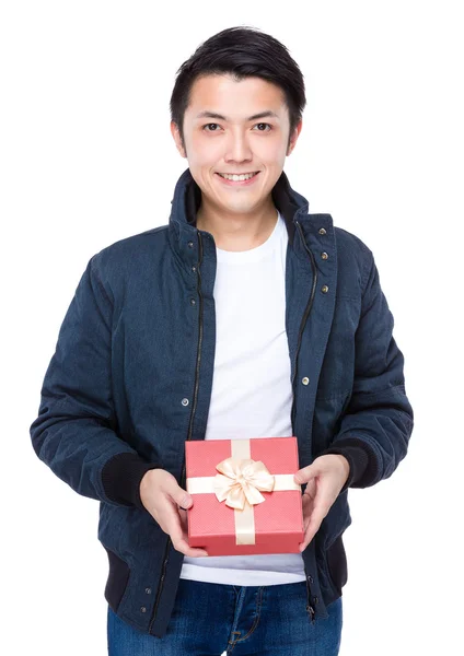 Homem com caixa de presente — Fotografia de Stock