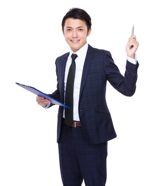 Empresário com prancheta e caneta — Fotografia de Stock