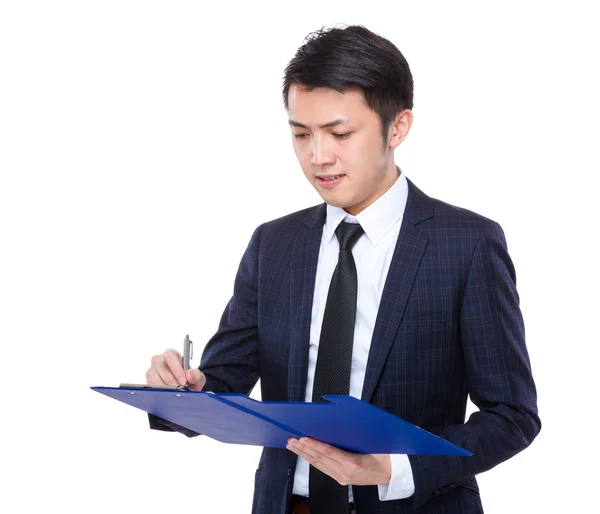 Businessman writes on clipboard — Stock Photo, Image