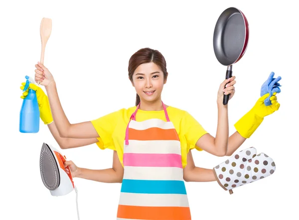 Multitasking dona de casa no avental — Fotografia de Stock