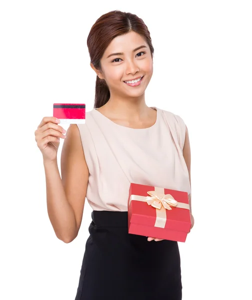 Woman with gift box and credit card — Stock Photo, Image