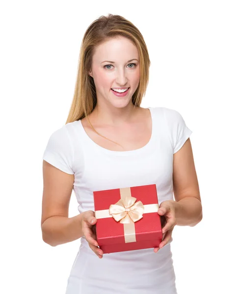 Mujer con caja de regalo roja —  Fotos de Stock