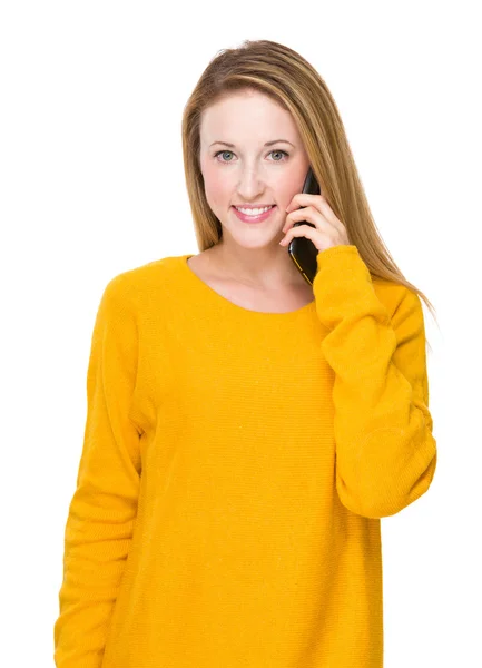Vrouw praten op mobiele telefoon — Stockfoto