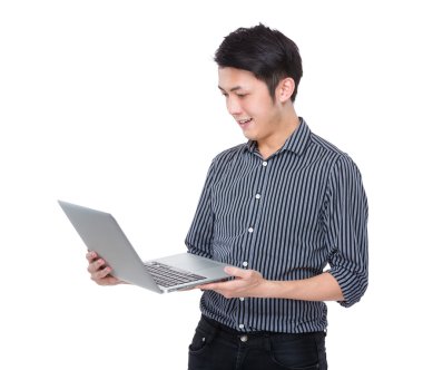 Dizüstü bilgisayar kullanarak iş adamı