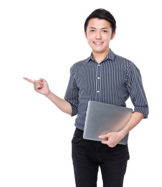 İşadamı ile taşınabilir bilgisayar