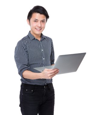 Dizüstü bilgisayar kullanarak iş adamı