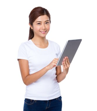 dijital tablet kullanan kadın