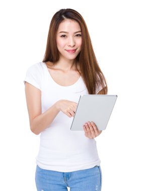 dijital tablet kullanan kadın