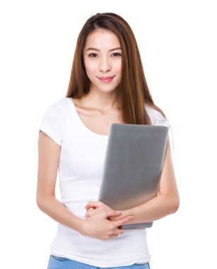 Dizüstü bilgisayarı olan kadın