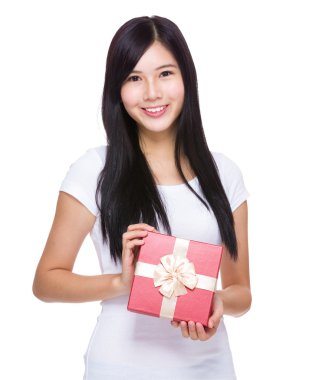 Hediye Kutusu Olan Kadın