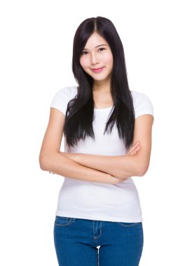 kollarını çapraz genç kadın