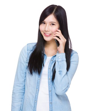 Cep telefonu ile Asyalı kadın