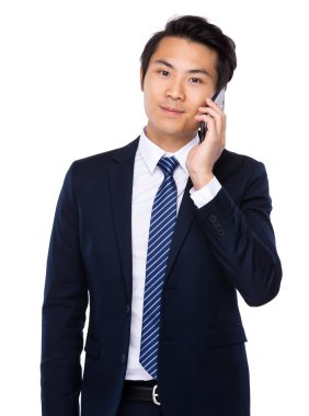 İş adamı cep telefonuyla konuşuyor.