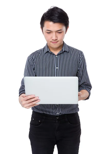 Empresário usando computador notebook — Fotografia de Stock