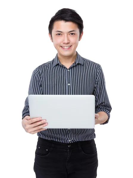 Zakenman met behulp van zakboekje computer — Stockfoto