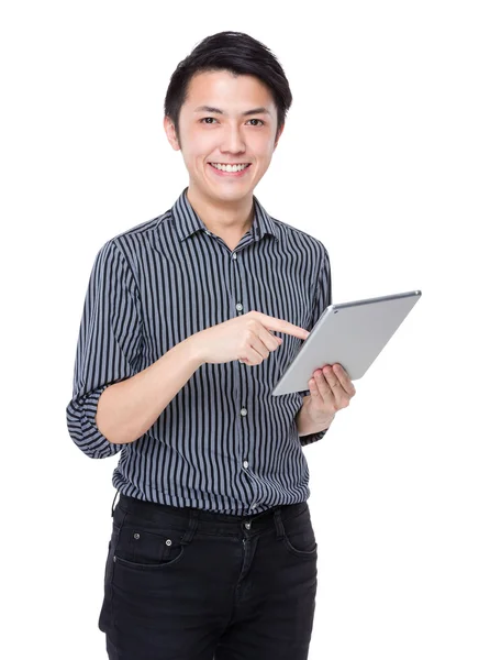 Joven Empresario usando Tablet Digital — Foto de Stock