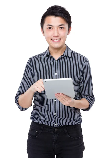 Jonge zakenman die Digital Tablet gebruikt — Stockfoto