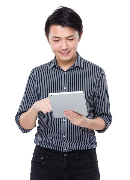 Mladý podnikatel používající digitální tablet — Stock fotografie