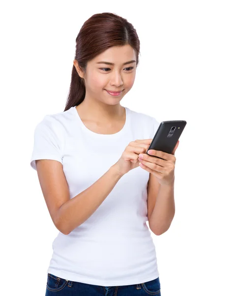 Mujer usando teléfono móvil —  Fotos de Stock