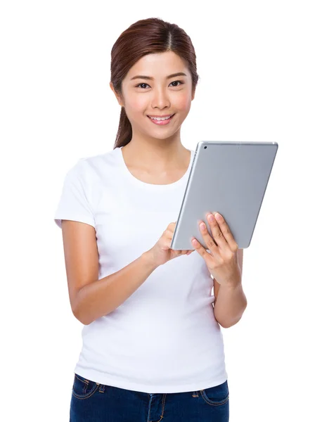 Mujer usando tableta digital —  Fotos de Stock