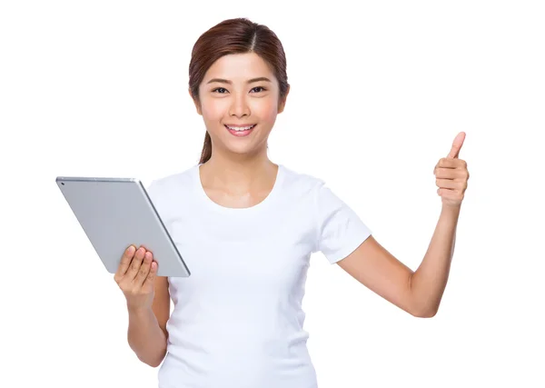 Woman with tablet and thumb up — Stock Photo, Image