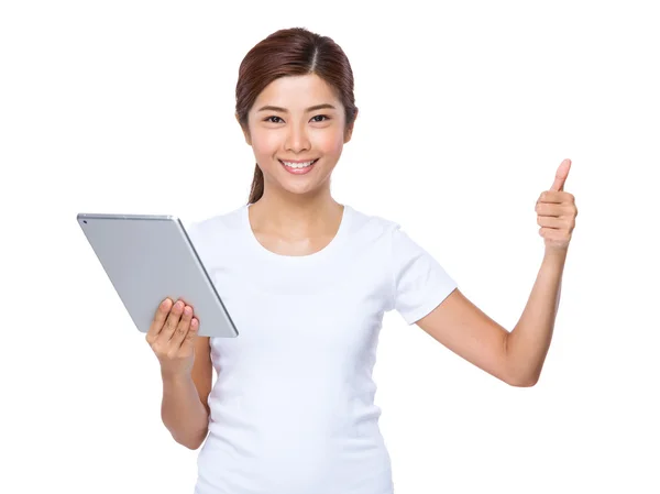 Woman with tablet and thumb up — Stock Photo, Image