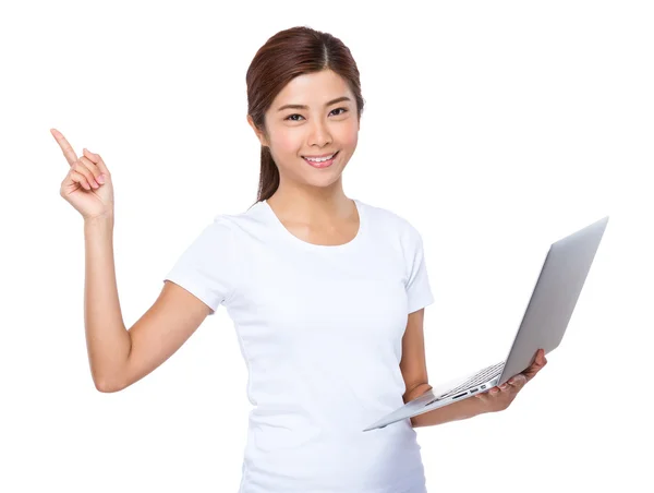 Kobieta z laptopa i palec punkt się — Zdjęcie stockowe