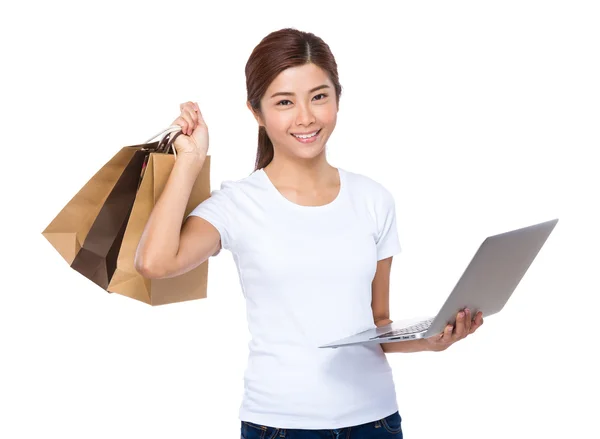 Mujer con portátil y bolsas de compras — Foto de Stock