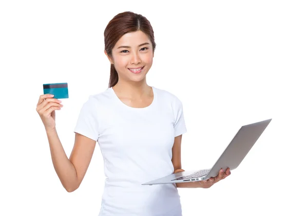 Kvinna med kreditkort för online shopping — Stockfoto