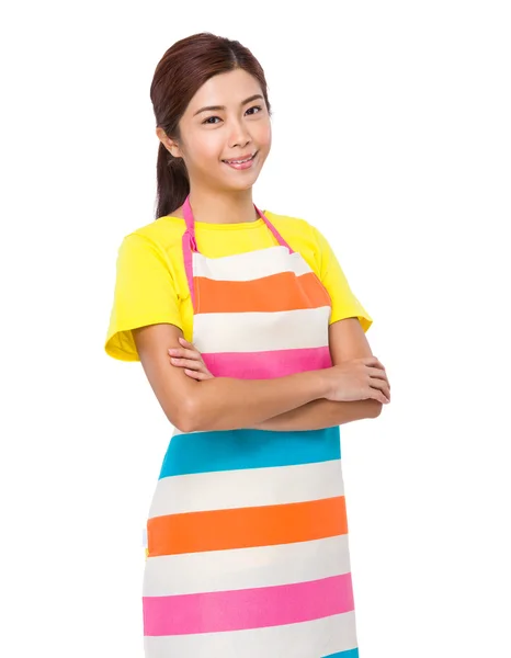 Азиатская домохозяйка со скрещенными руками — стоковое фото