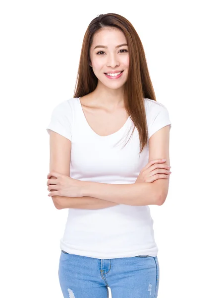 Mujer joven con los brazos cruzados — Foto de Stock