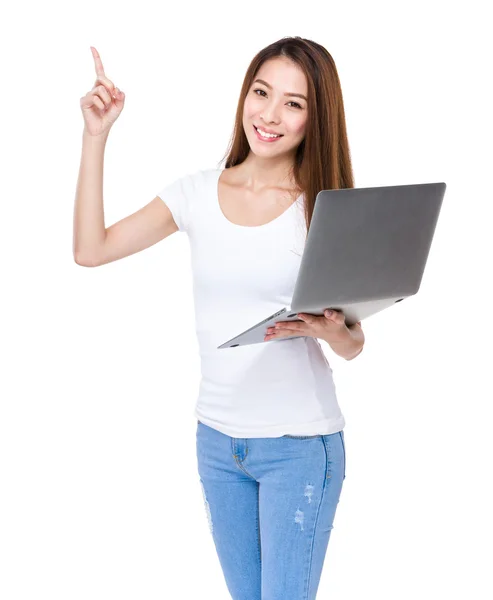 Donna con computer portatile e dito in su — Foto Stock