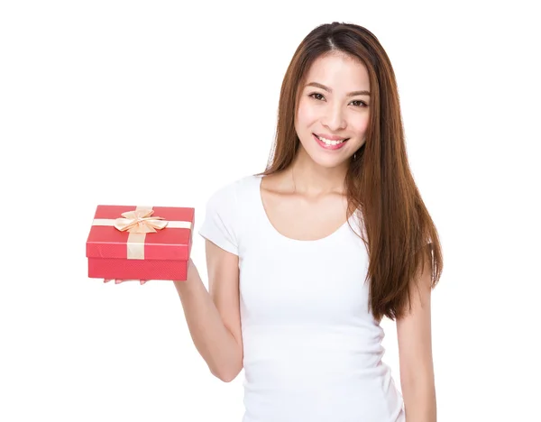 Mujer con caja de regalo roja — Foto de Stock