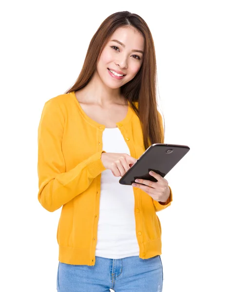 Woman using digital tablet — Stock Photo, Image