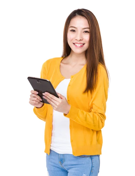 Woman using digital tablet — Stock Photo, Image